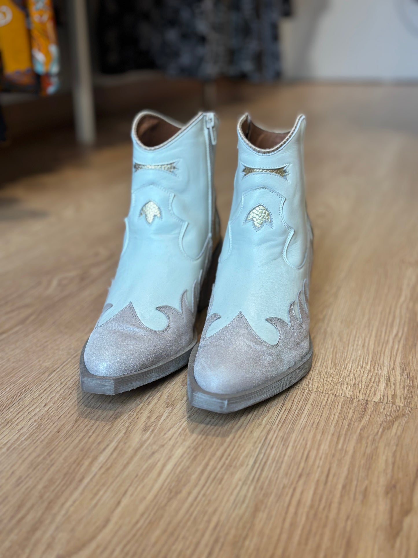 Botines Nemónic blanco y dorado