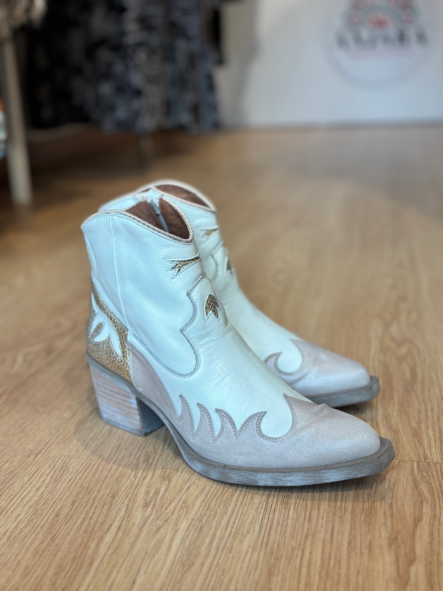 Botines Nemónic blanco y dorado
