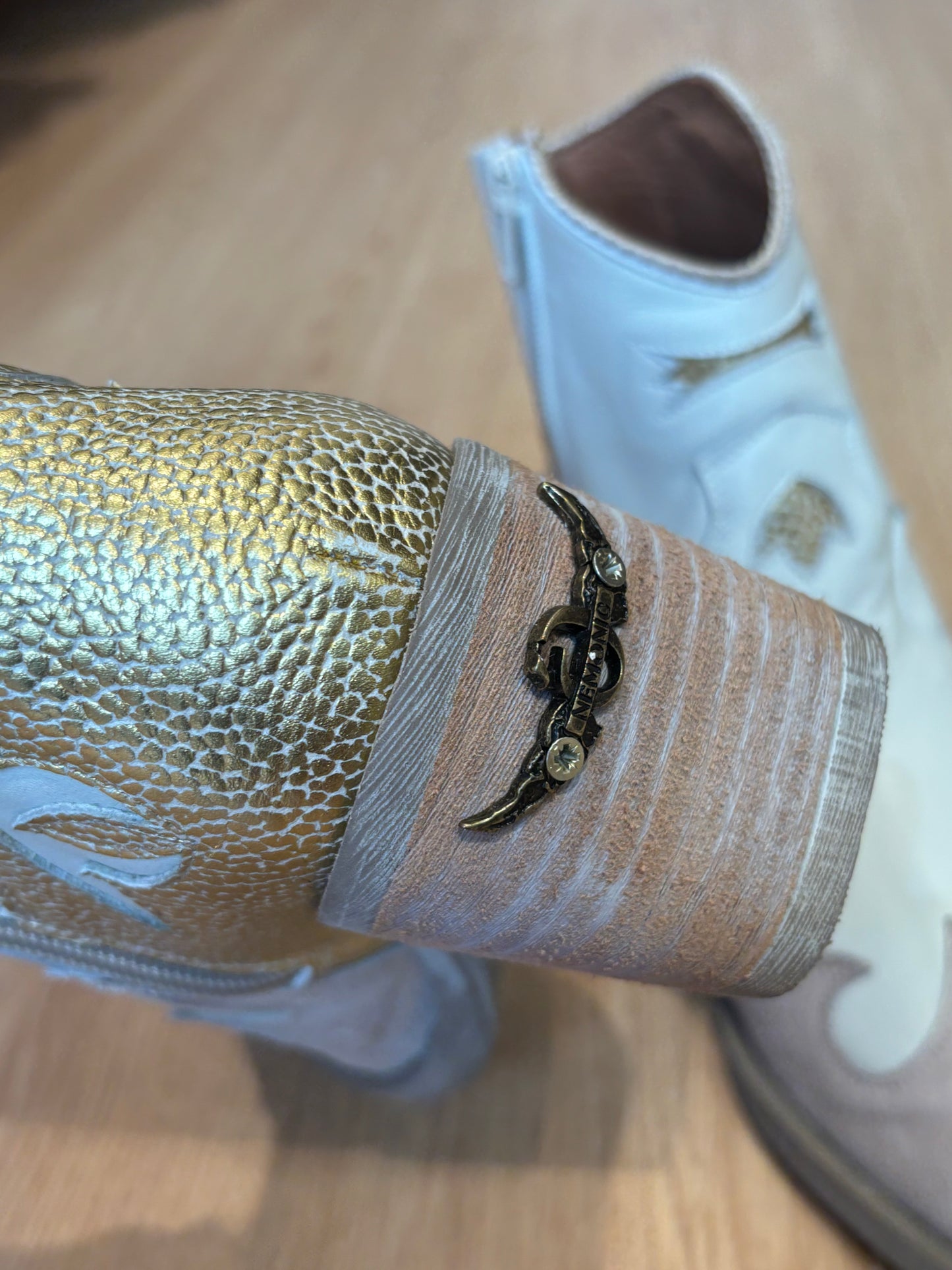 Botines Nemónic blanco y dorado