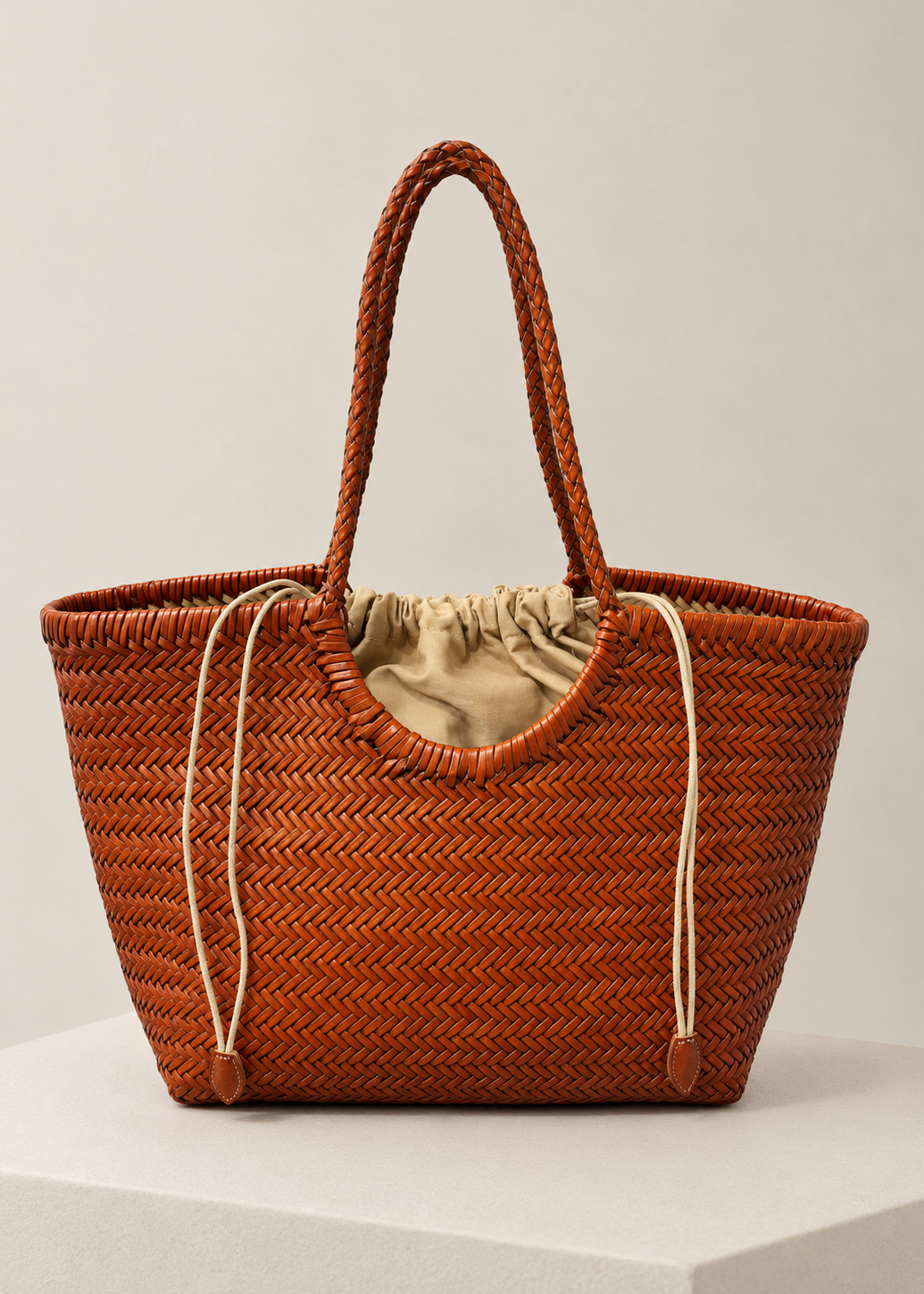 Bolso grande trenzado camel