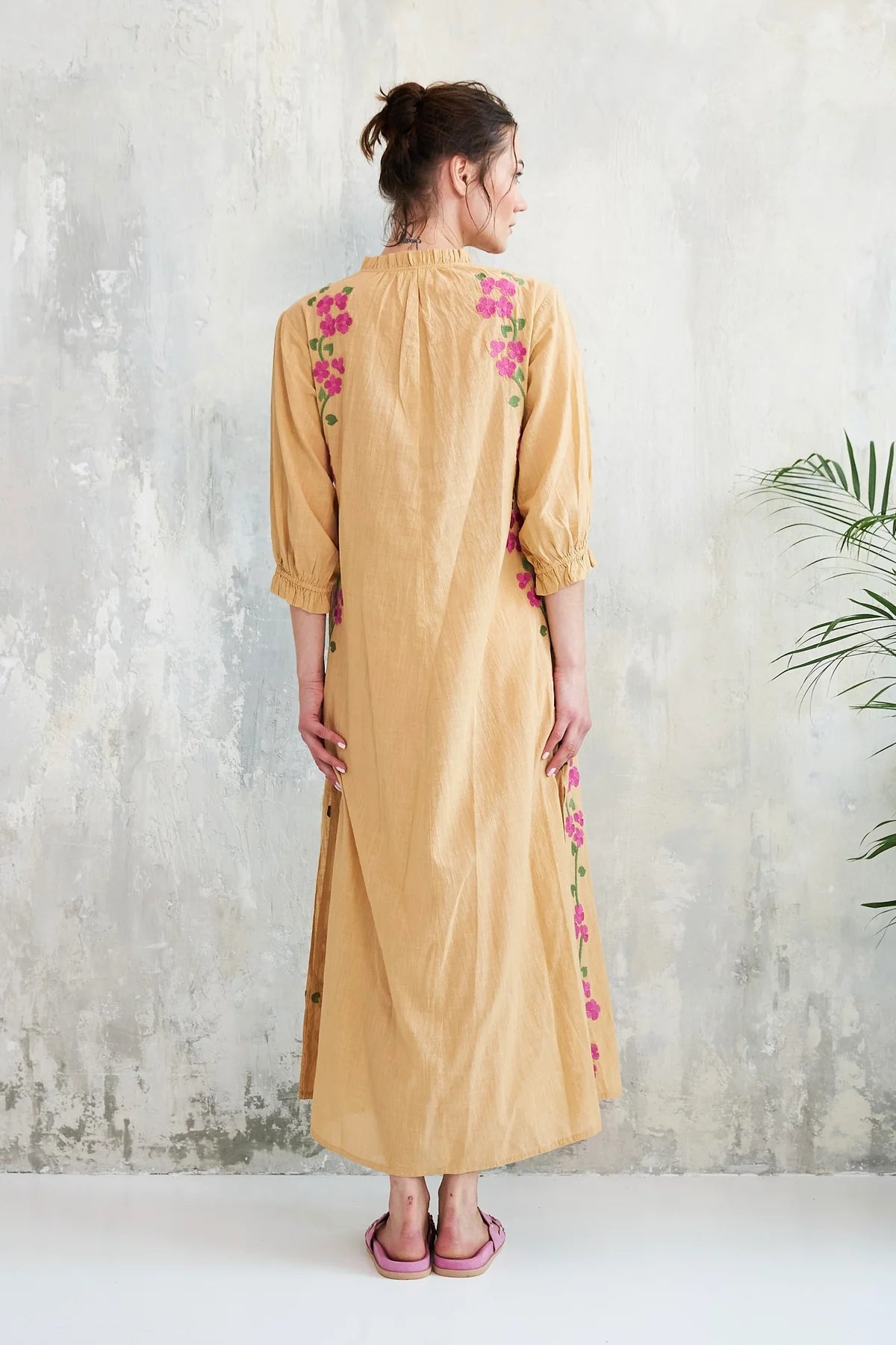 Vestido largo bordado Kalinda beig
