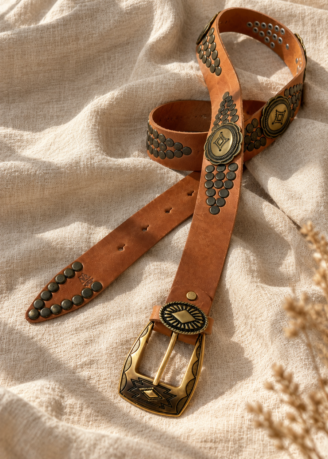 Cinturón piel camel tachas