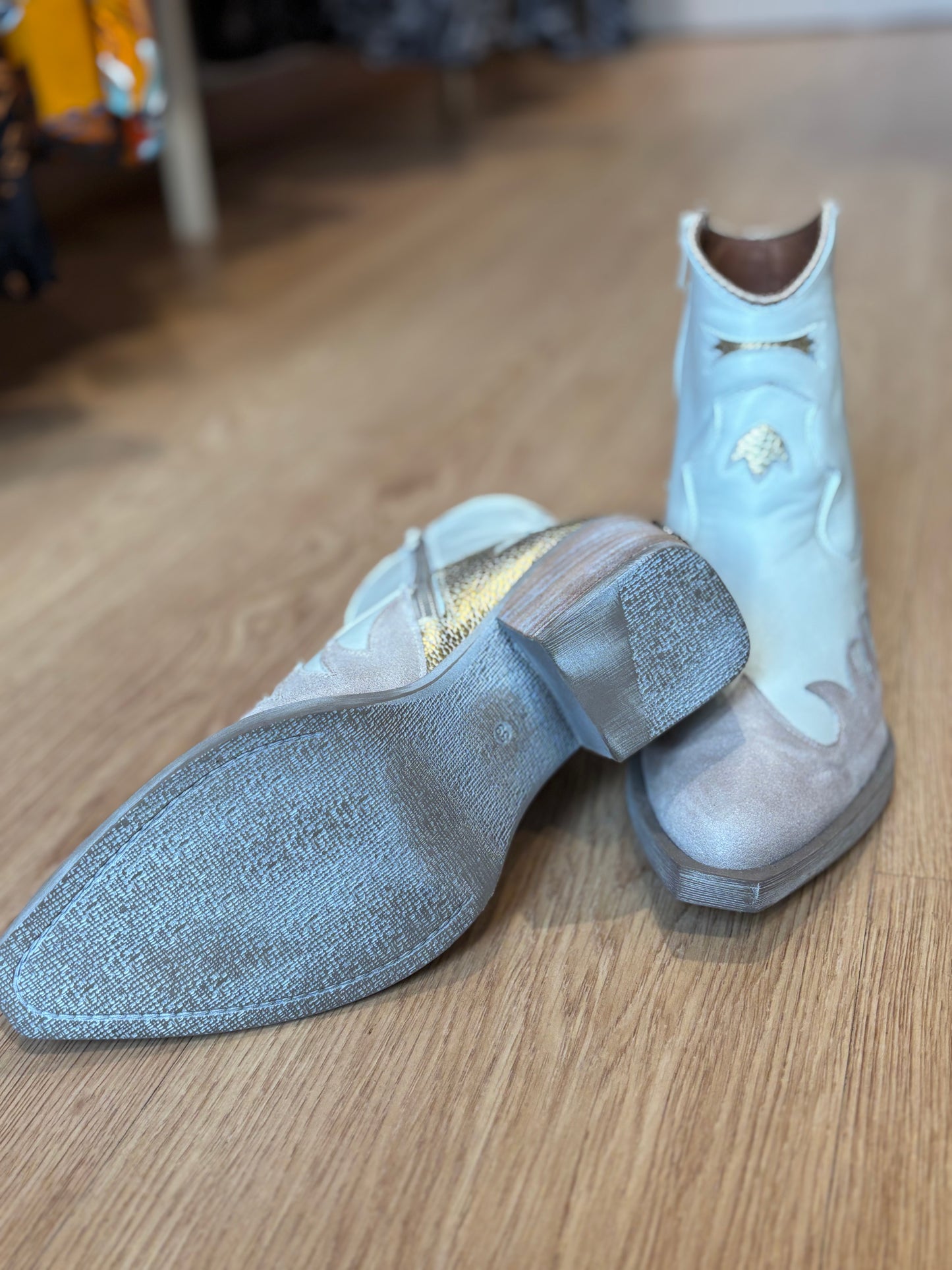 Botines Nemónic blanco y dorado