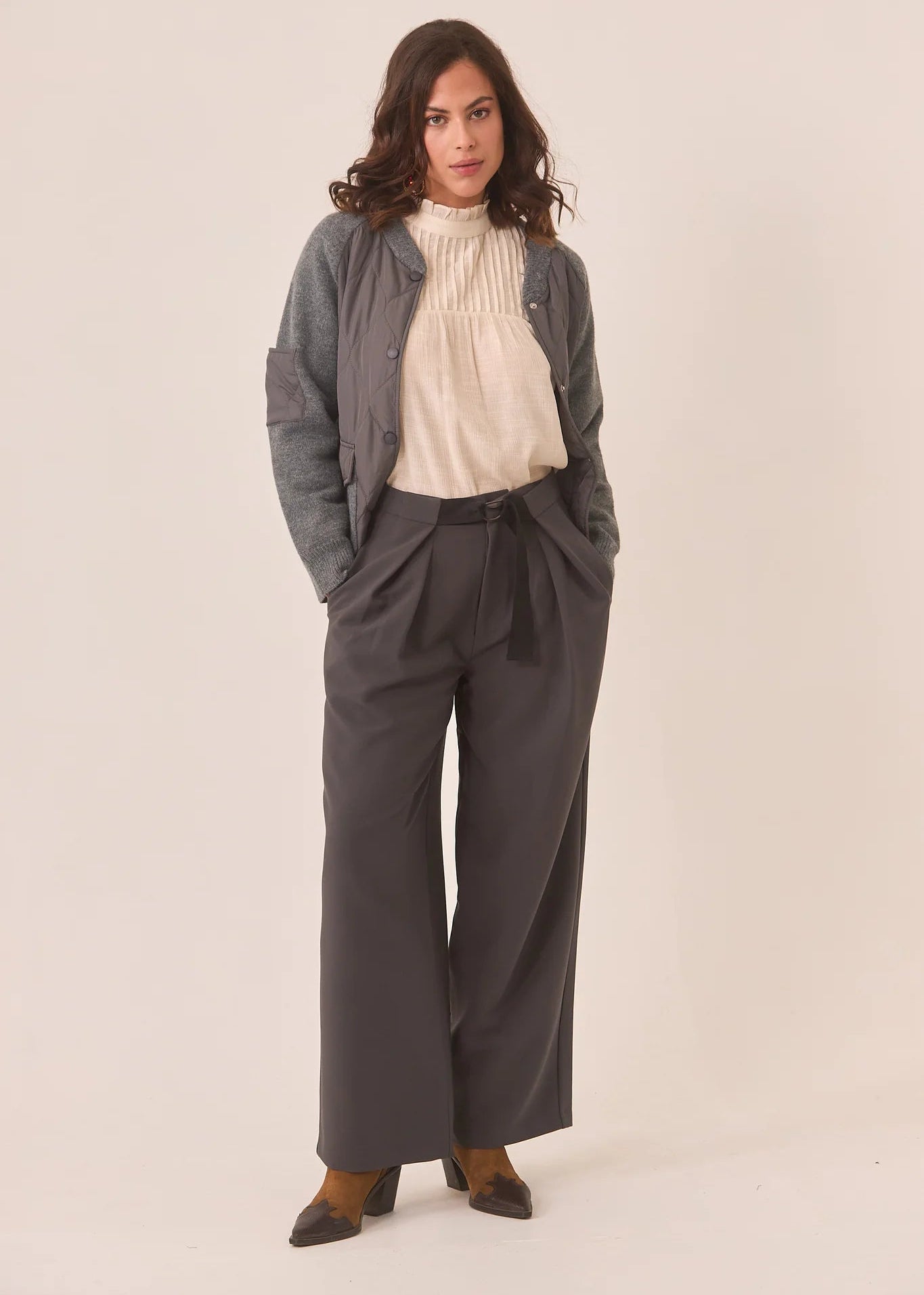 Blusa plisada de cuello cerrado