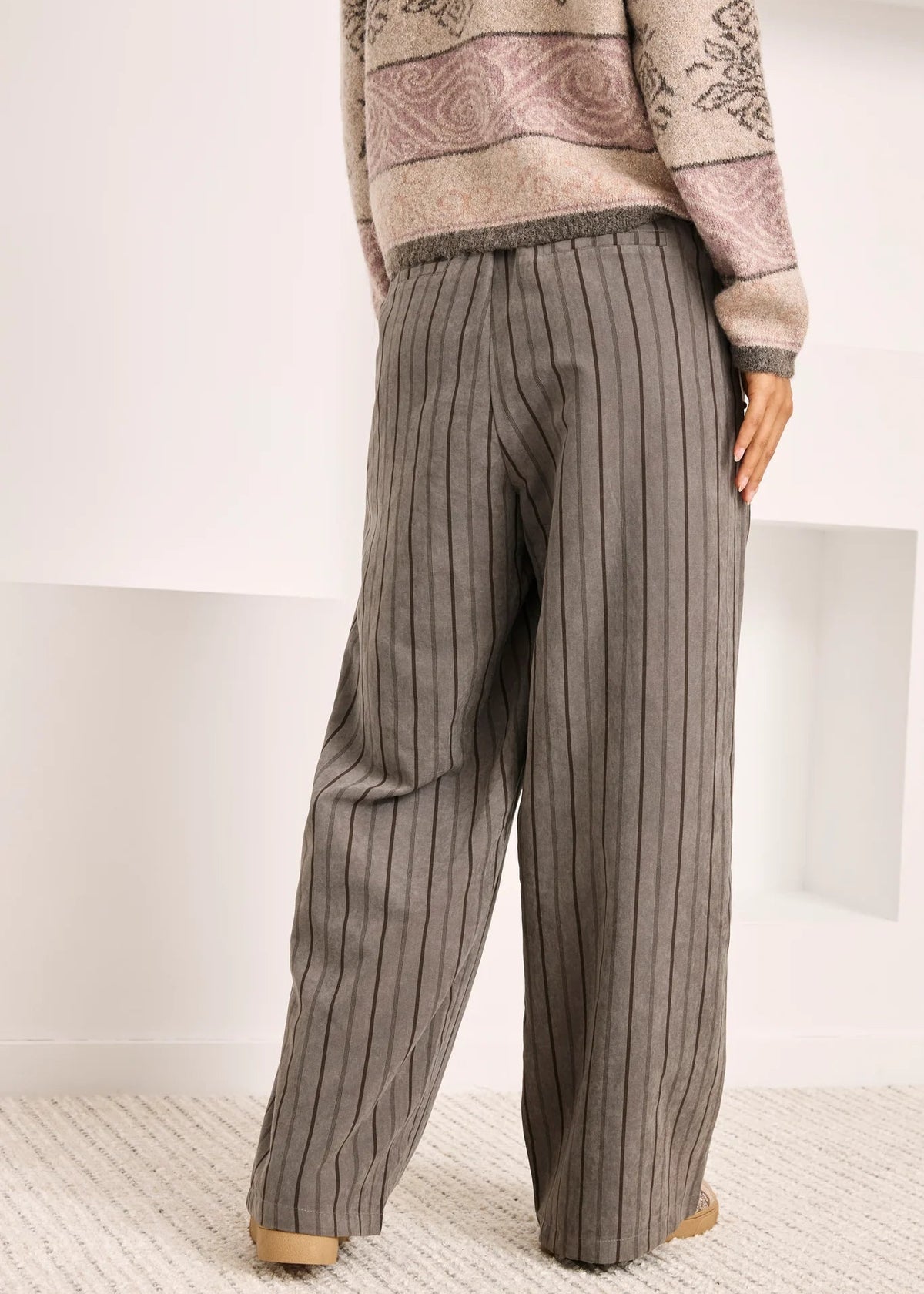 Pantalón wide leg rayas y tachuelas