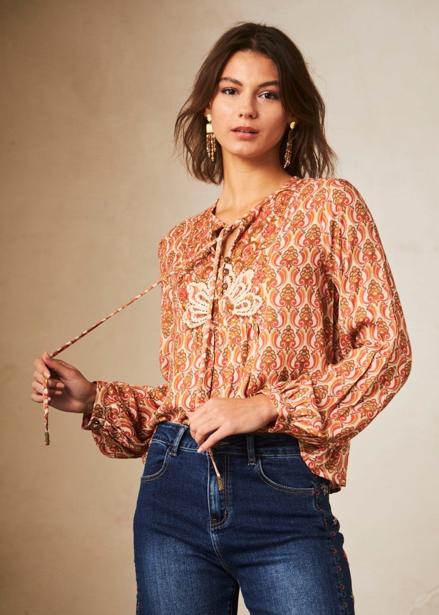 Blusa estampada con bordado