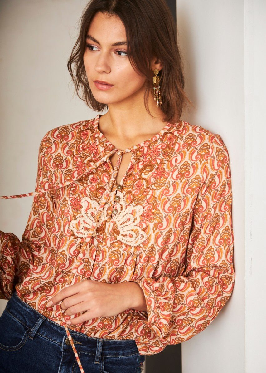Blusa estampada con bordado