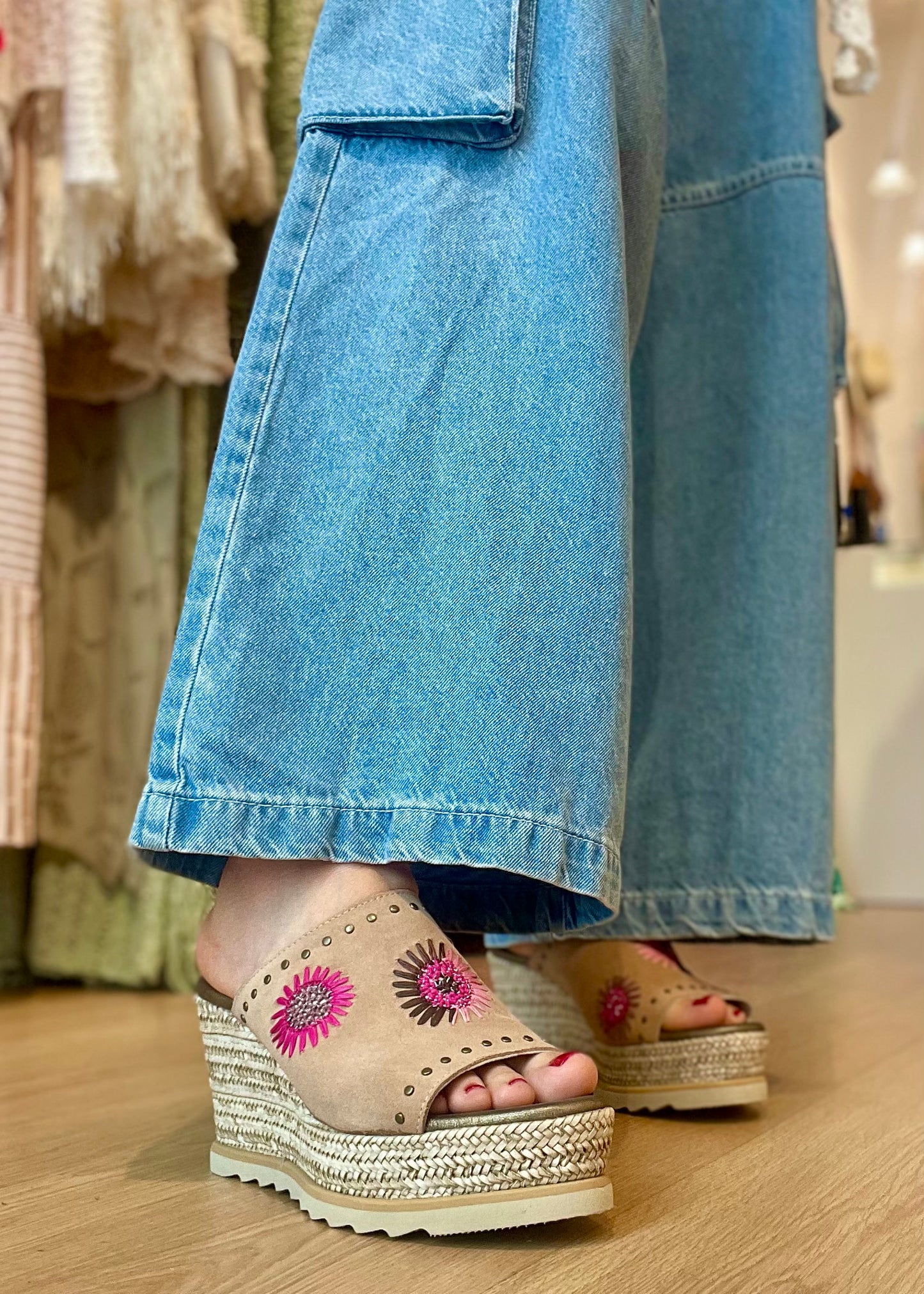 Sandalias beige flores fucsia