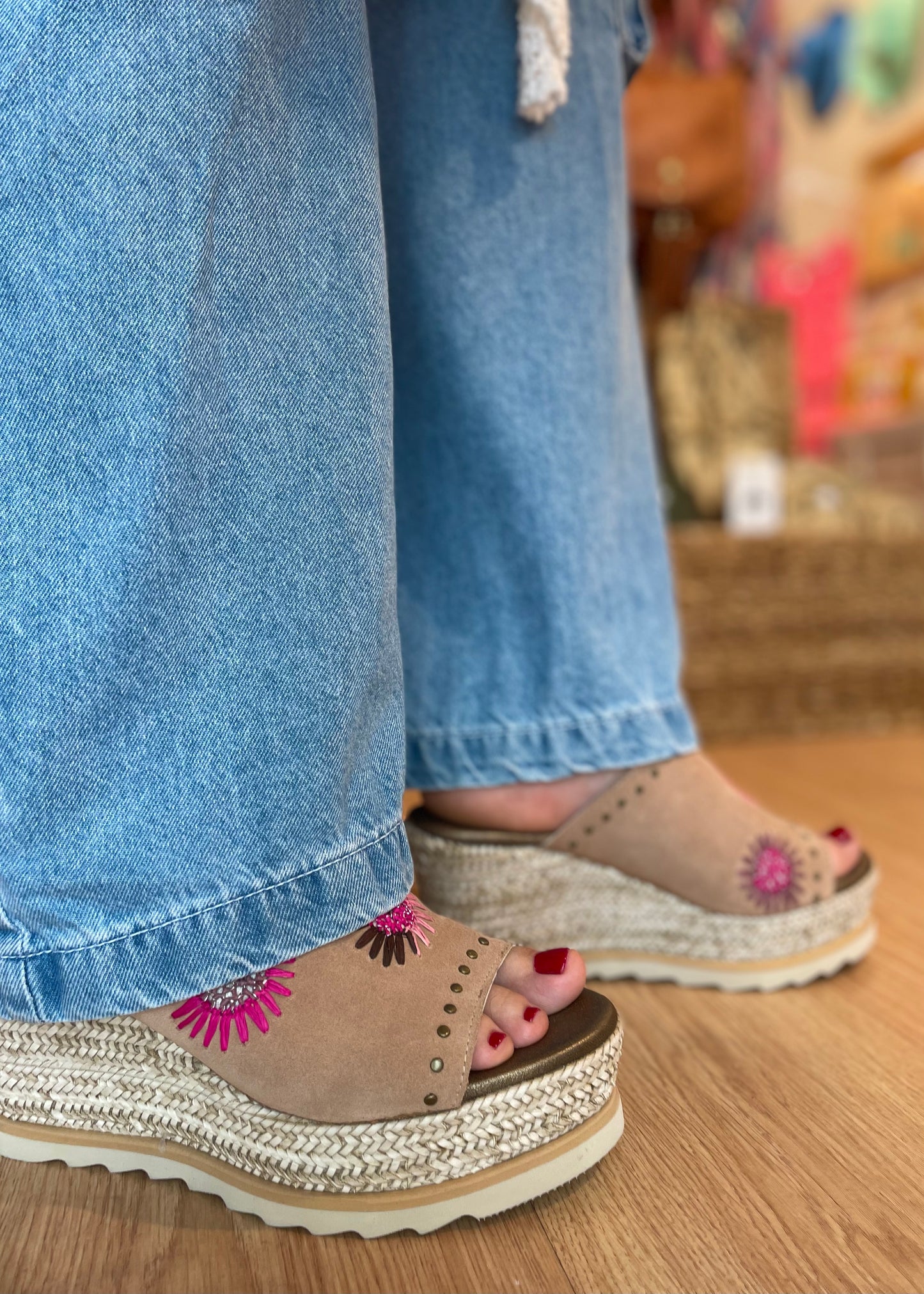 Sandalias beige flores fucsia