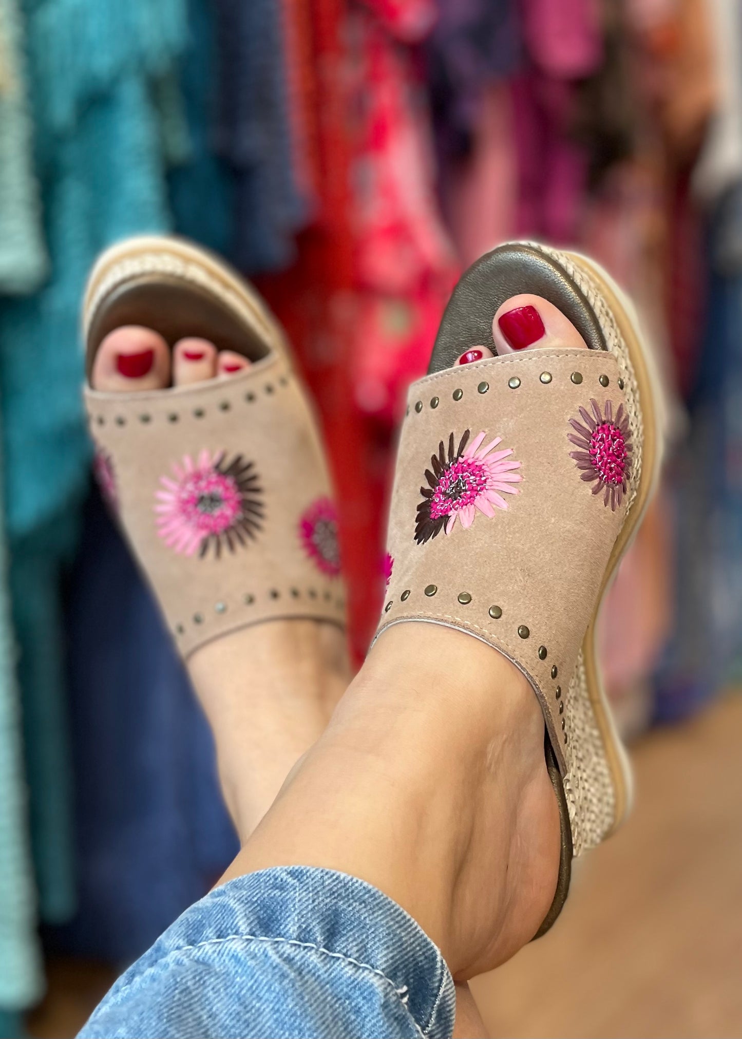 Sandalias beige flores fucsia