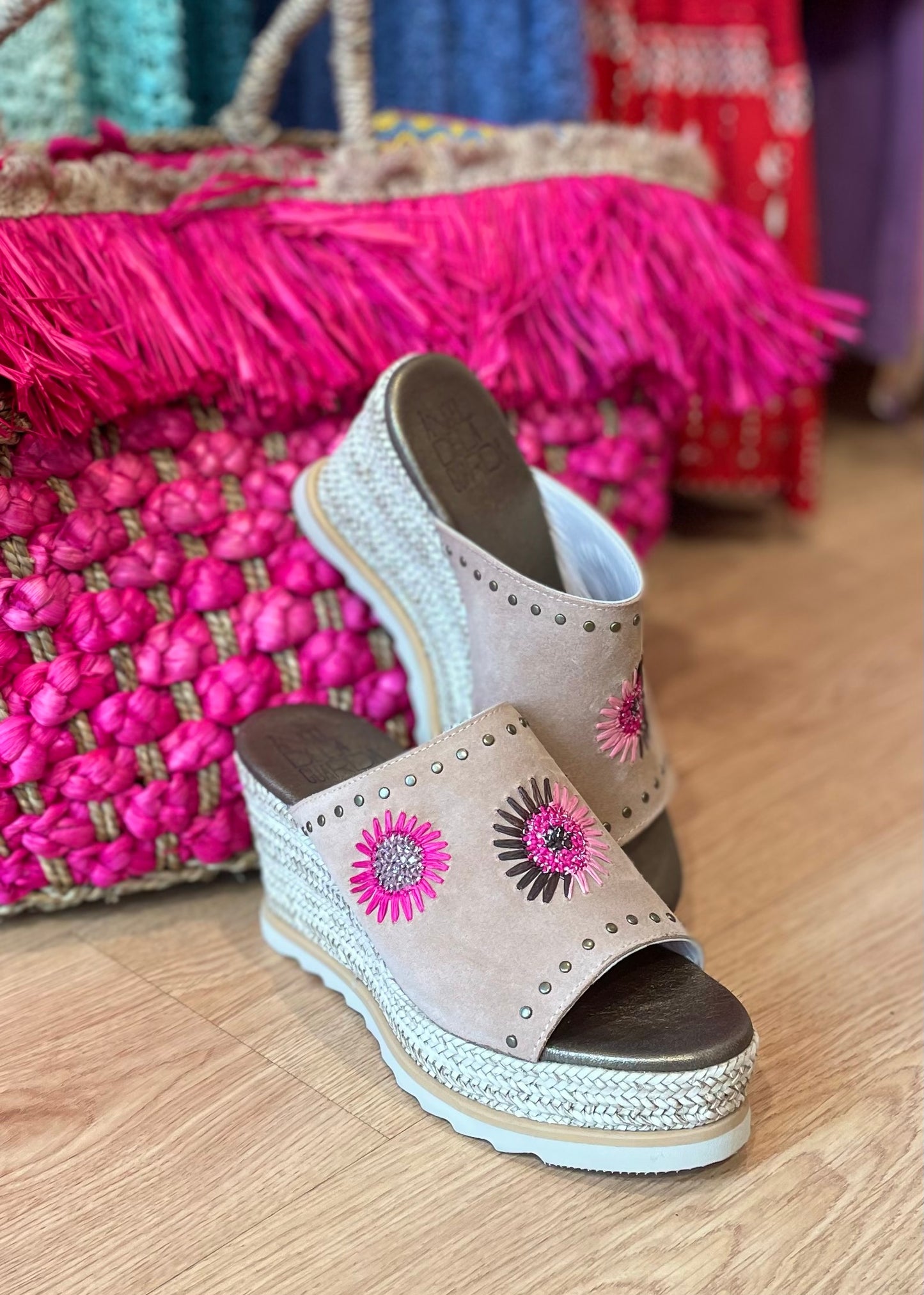 Sandalias beige flores fucsia