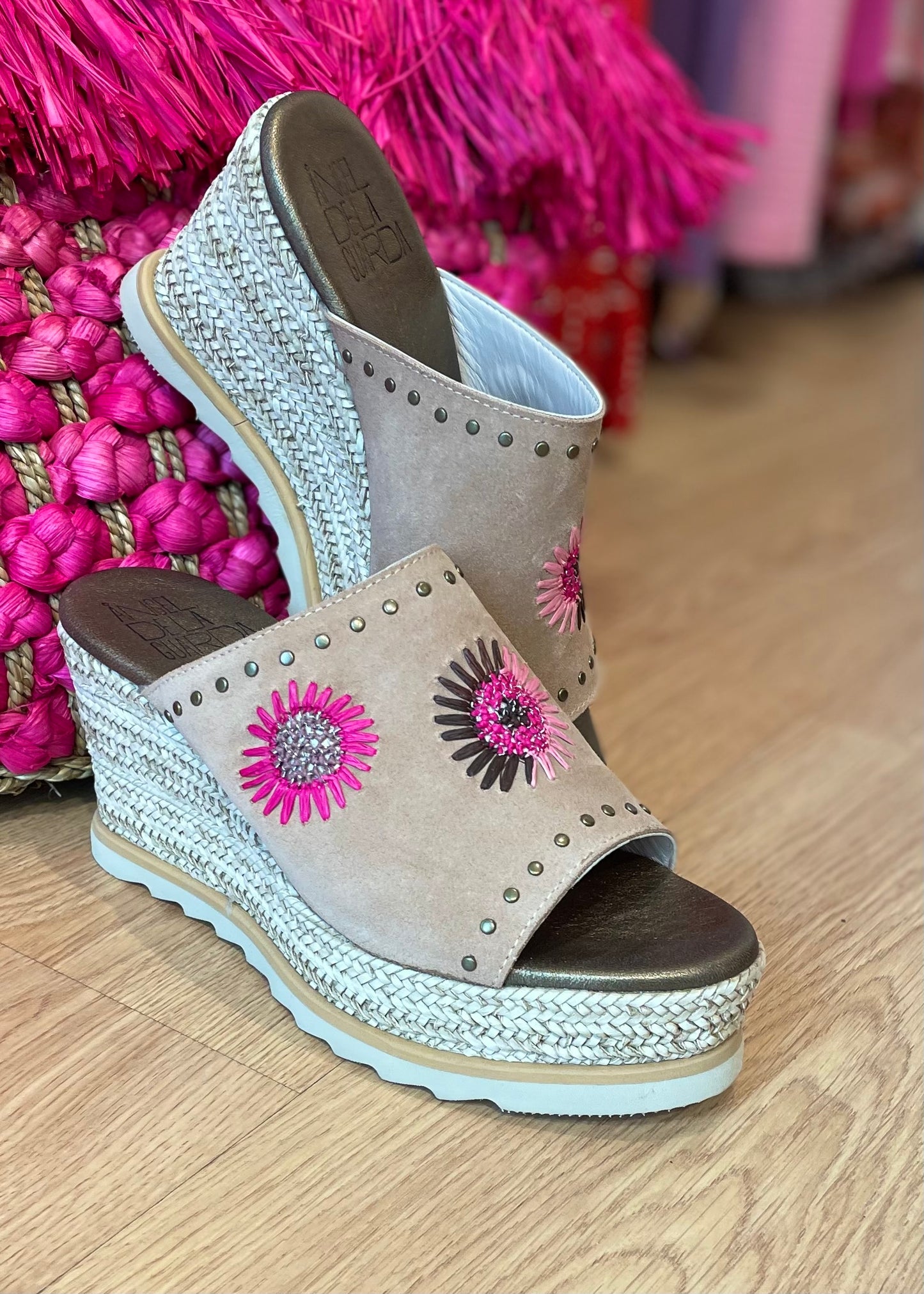 Sandalias beige flores fucsia