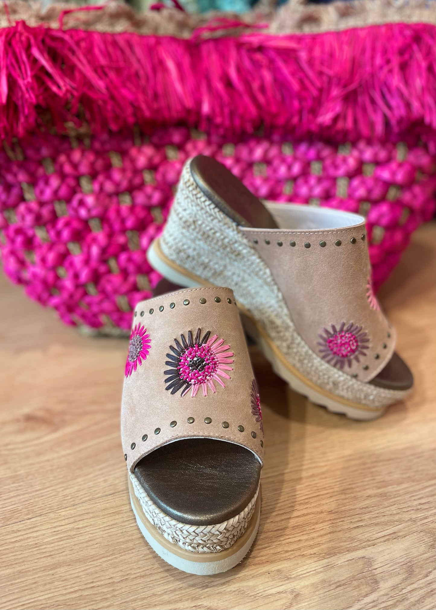 Sandalias beige flores fucsia