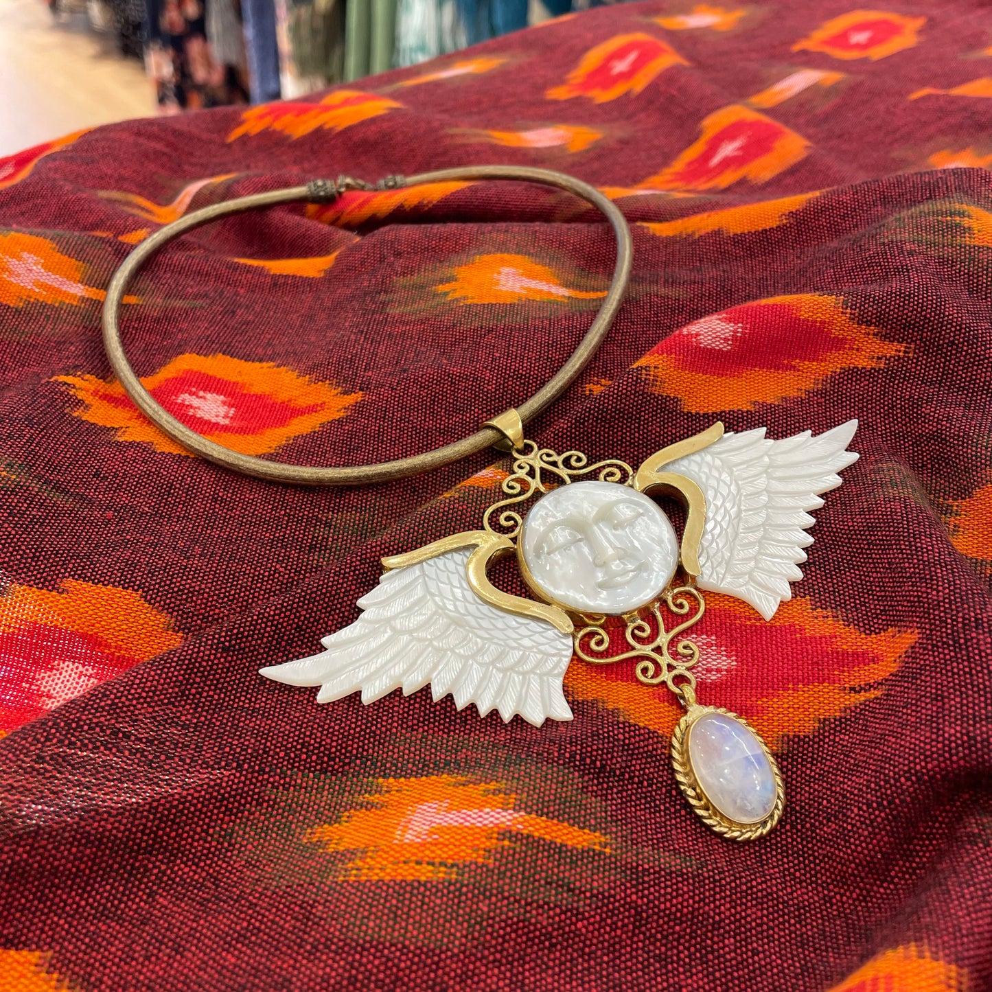 Collar piedra Luna con alas de ángel