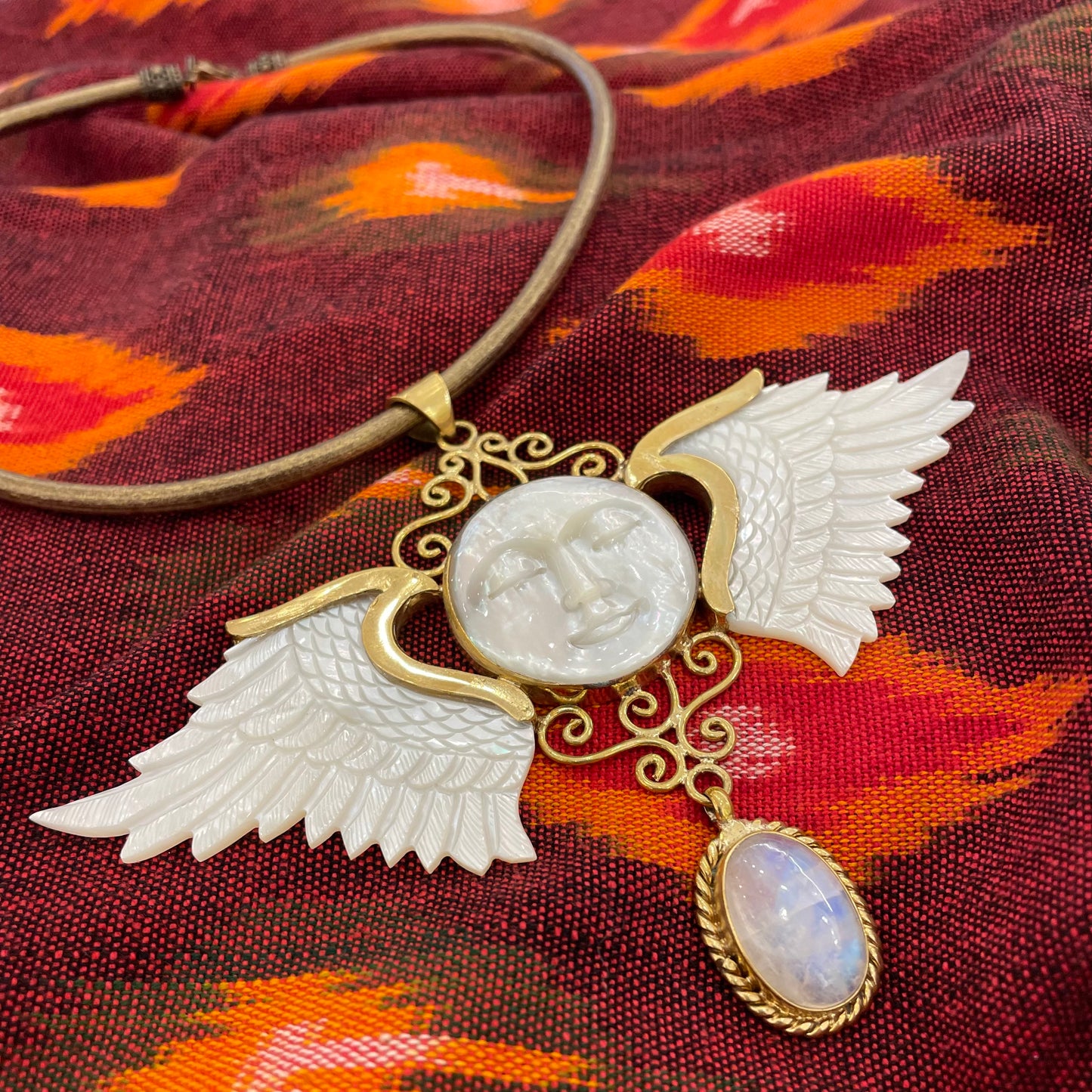 Collar piedra Luna con alas de ángel