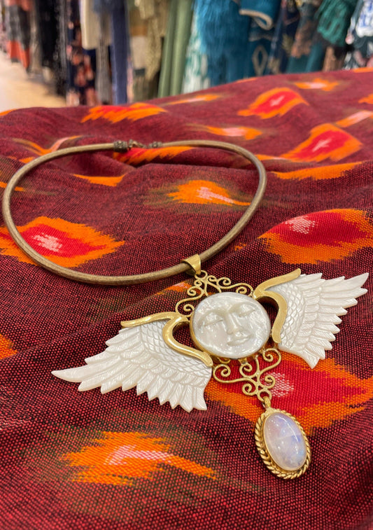 Collar piedra Luna con alas de ángel