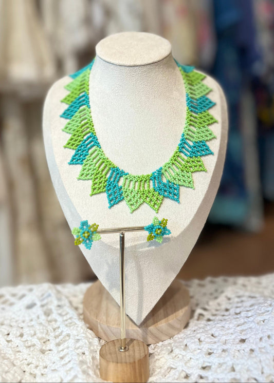 Set de collar y pendientes de chaquiras