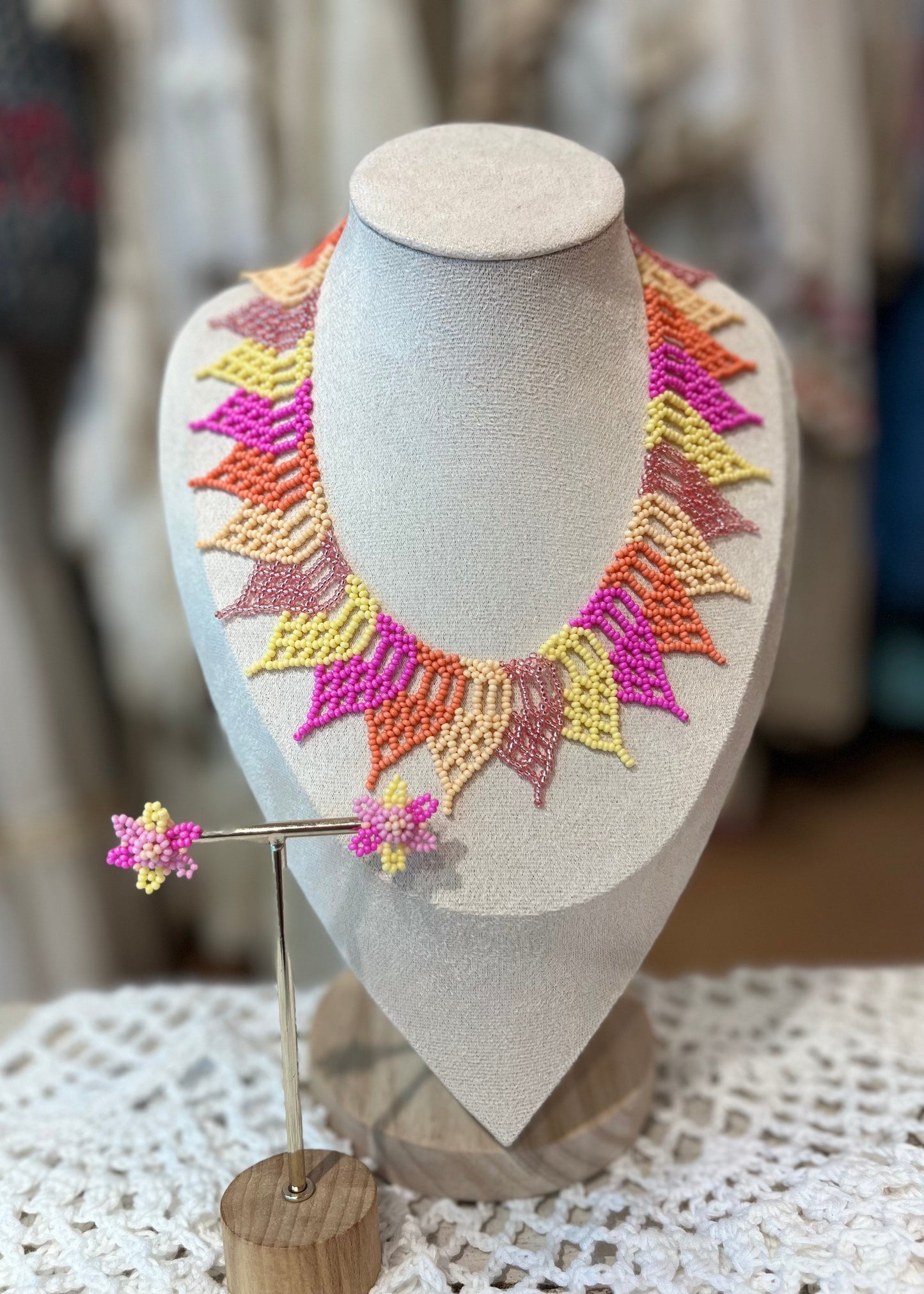 Set de collar y pendientes de chaquiras