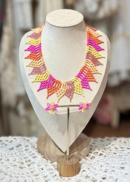 Set de collar y pendientes de chaquiras