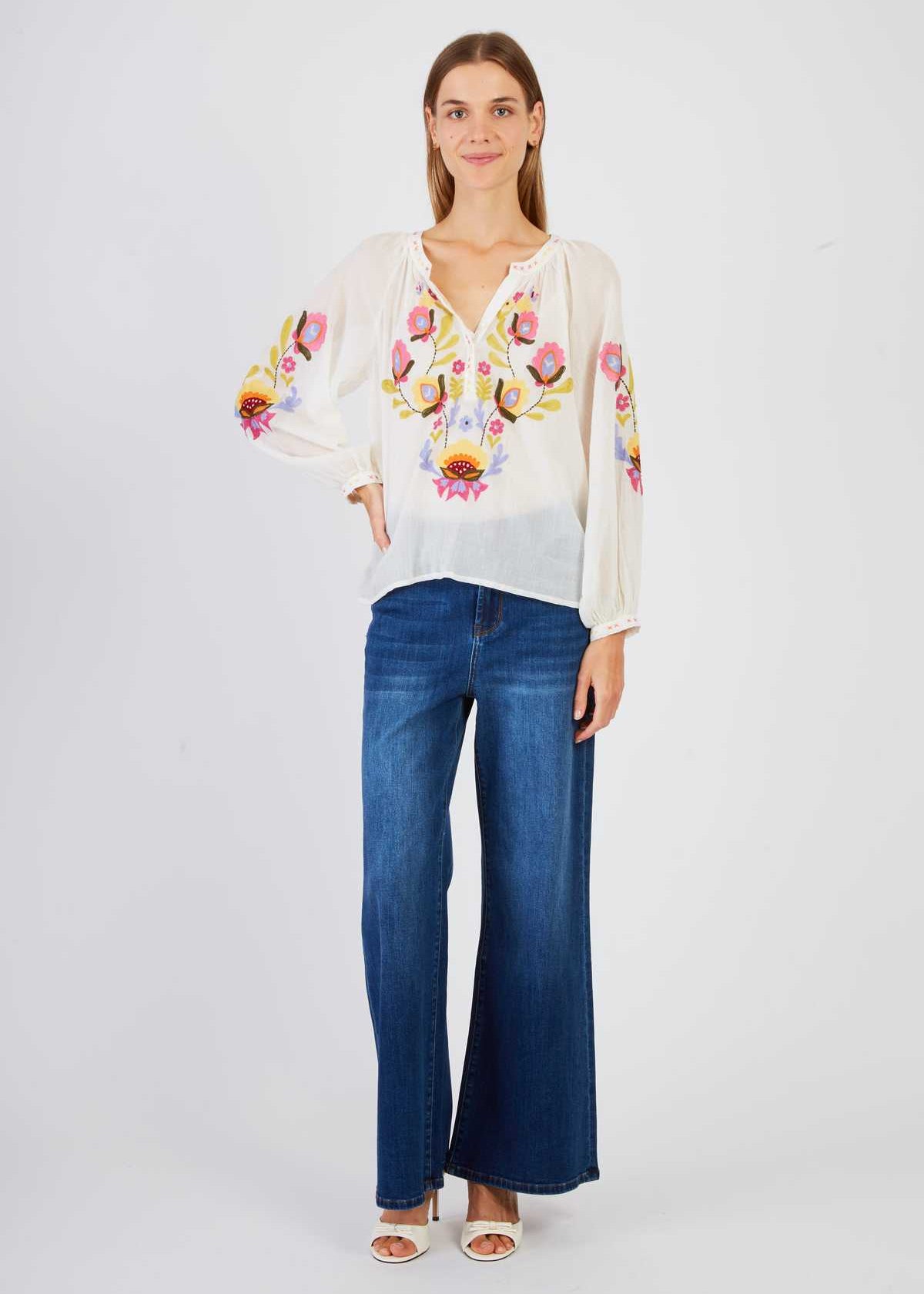 Blusa bordada de manga larga