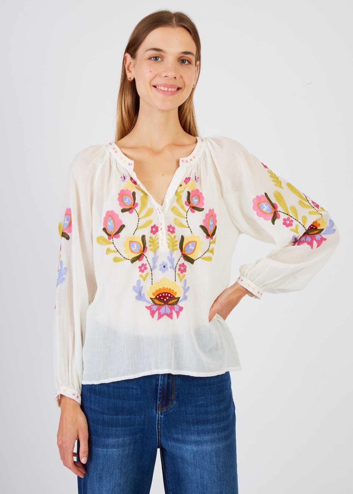 Blusa bordada de manga larga