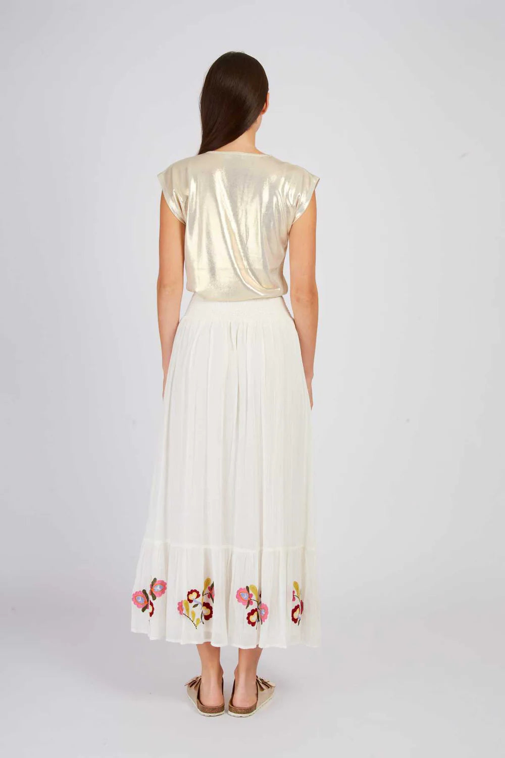 Falda blanca bordada