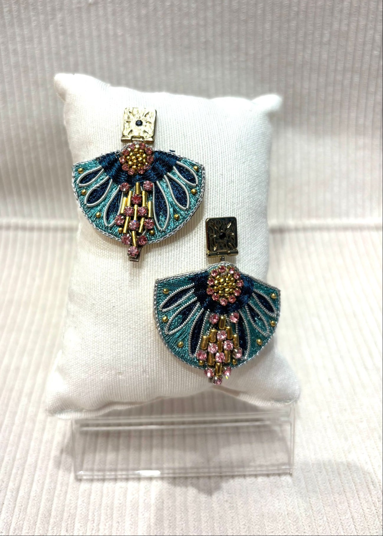 Pendientes bordados seda