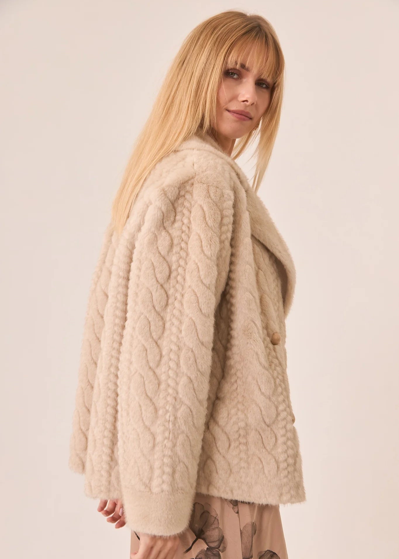 Abrigo corto pelo trenzado