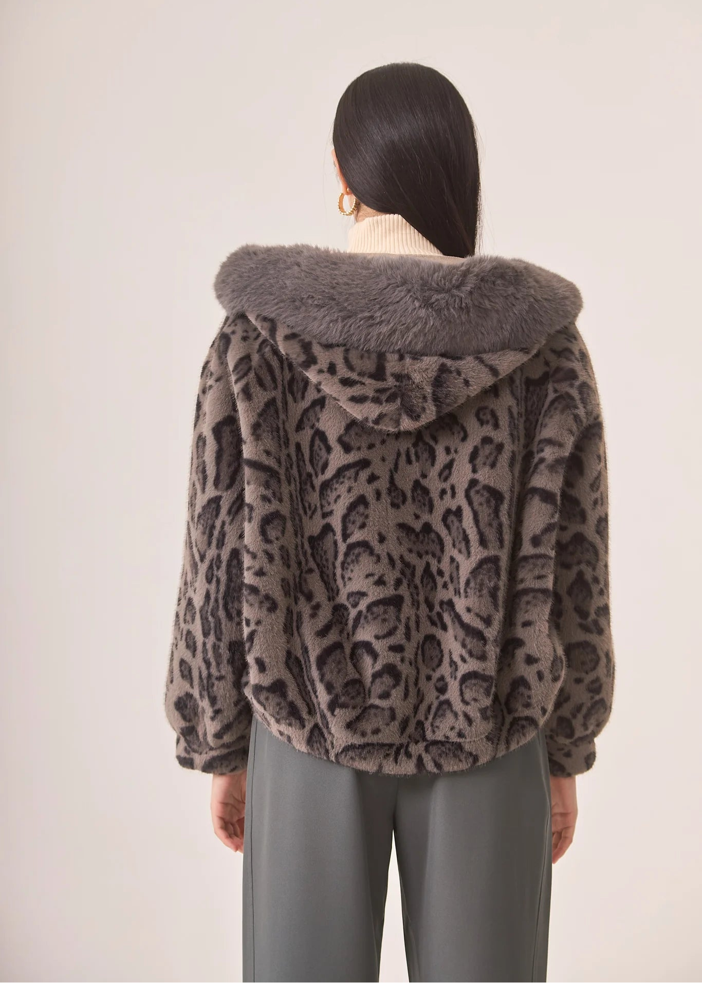 Abrigo corto animal print capucha