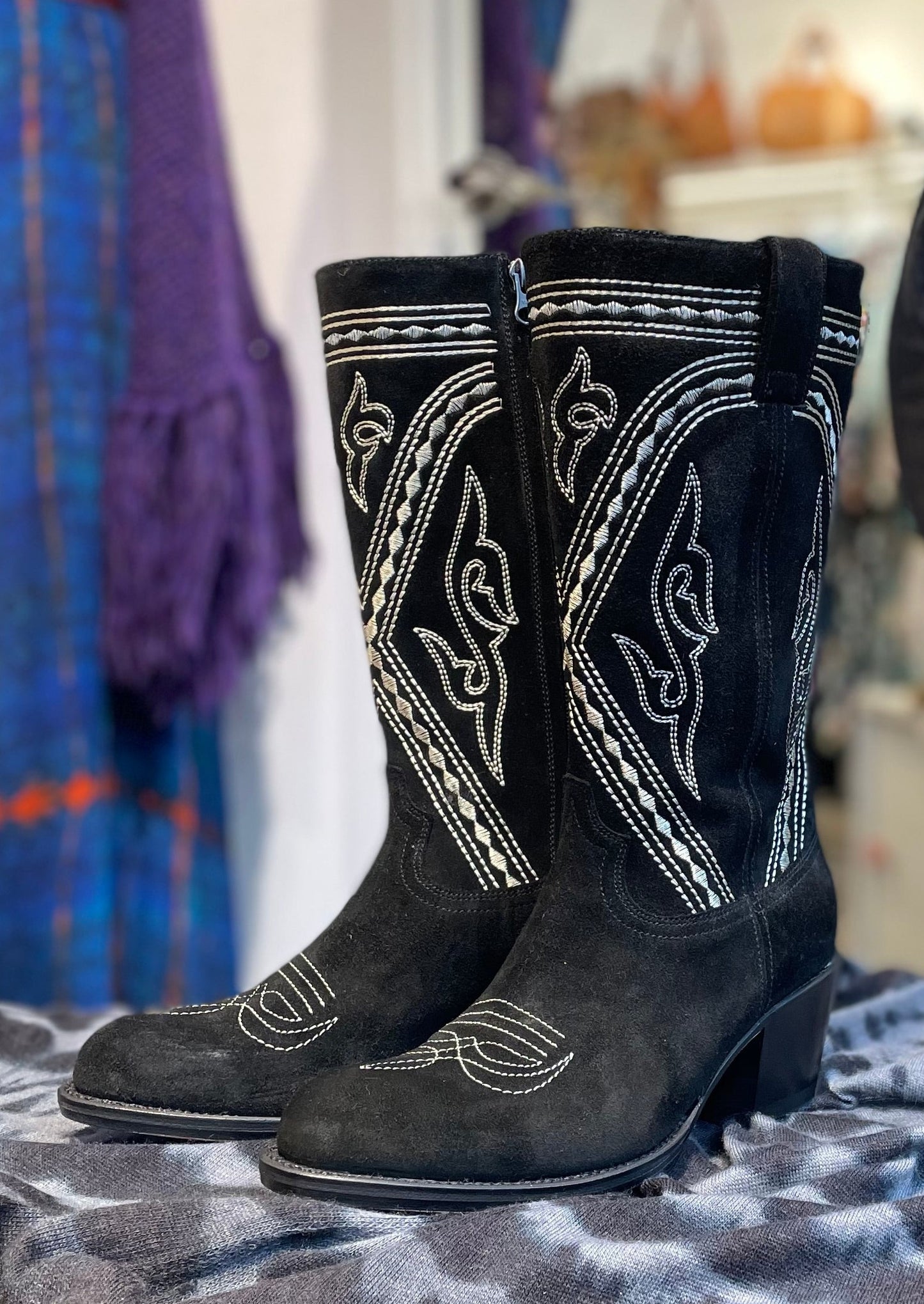 Botas negras piel bordadas