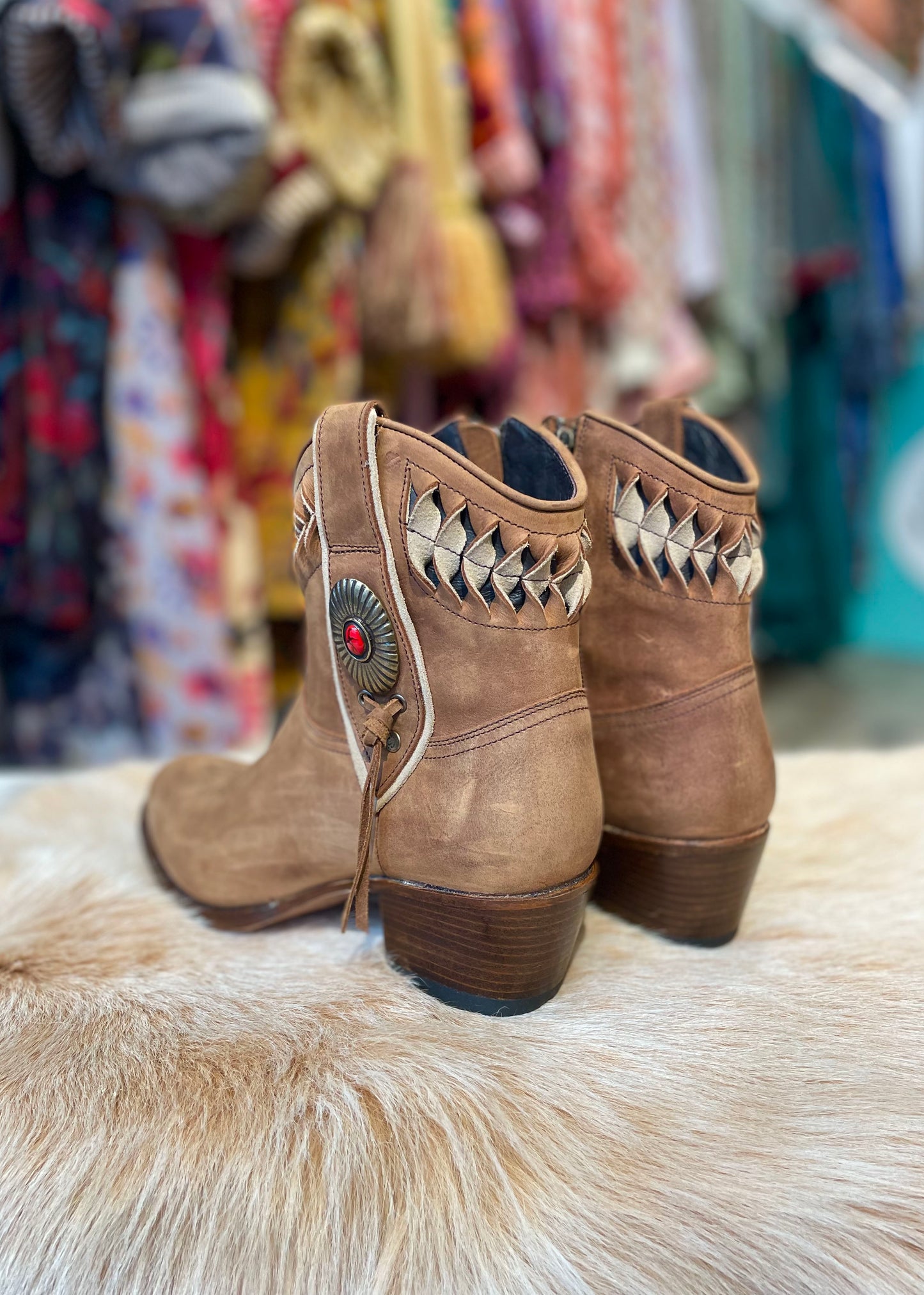 Botines marrones bordados