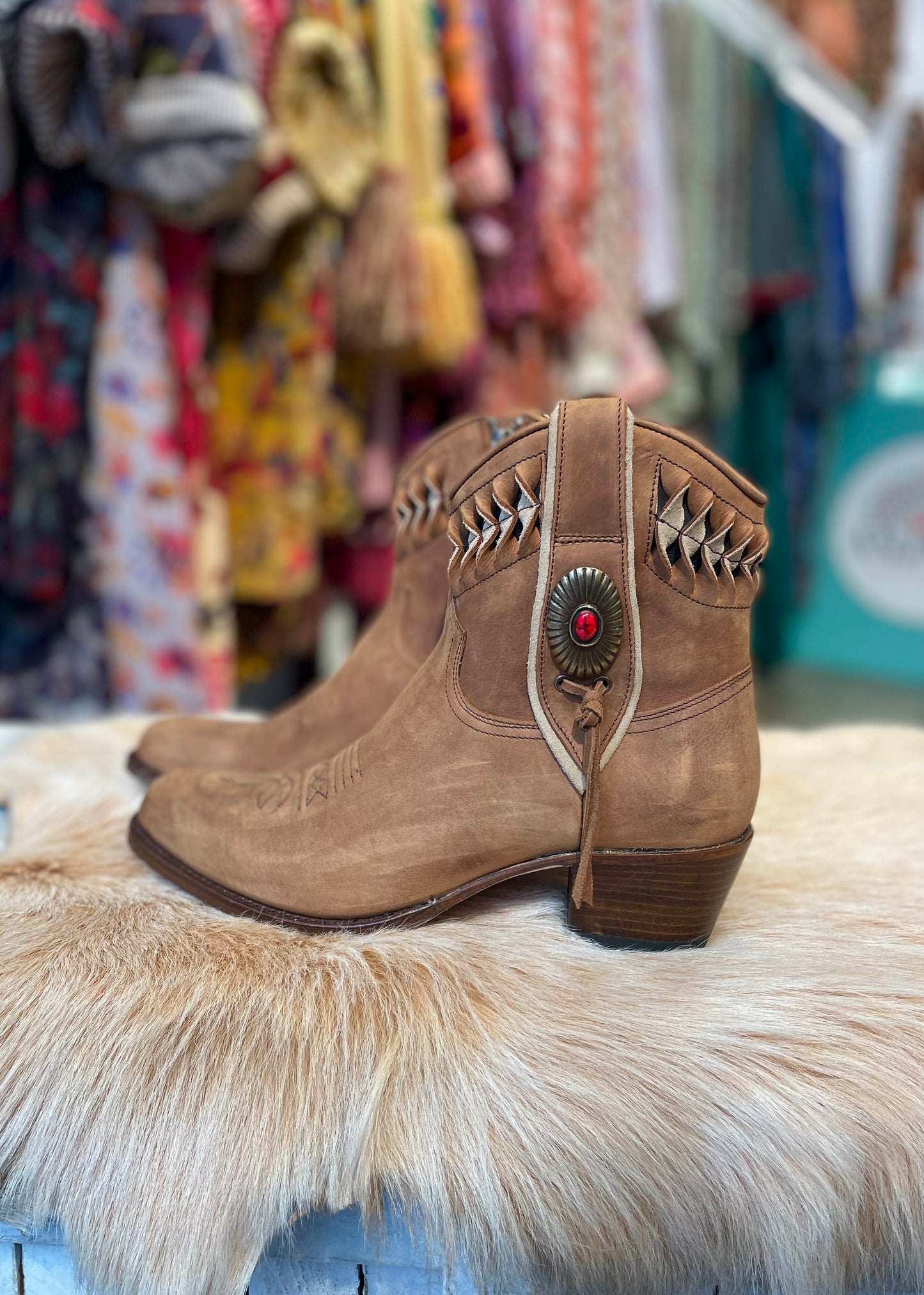 Botines marrones bordados