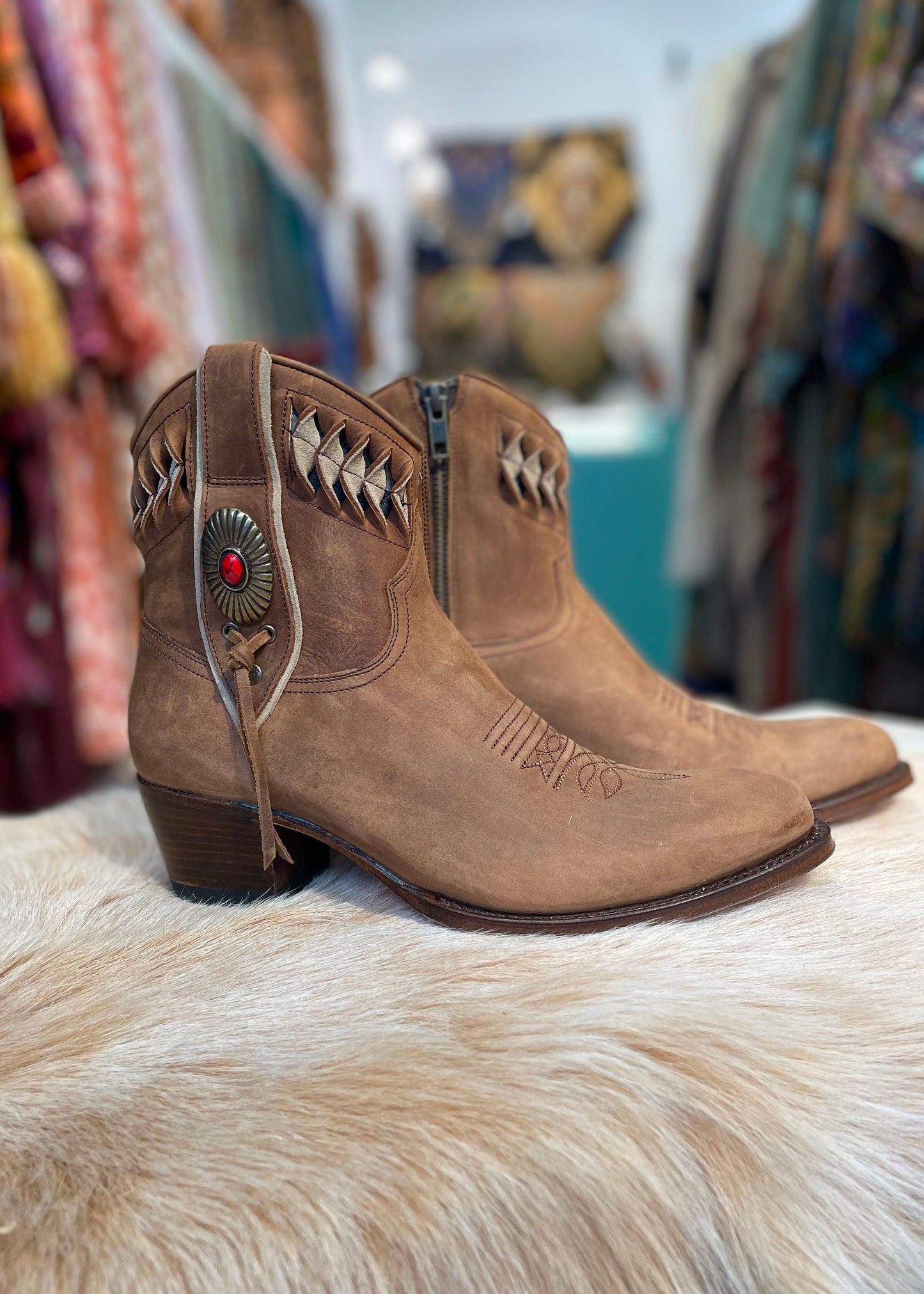 Botines marrones bordados