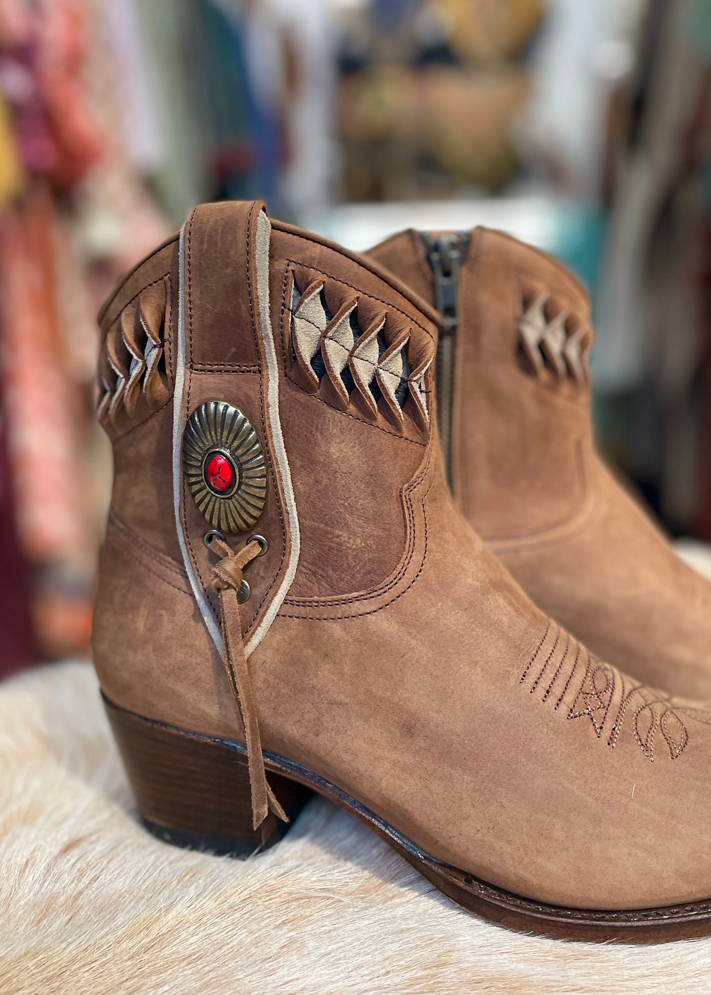 Botines marrones bordados