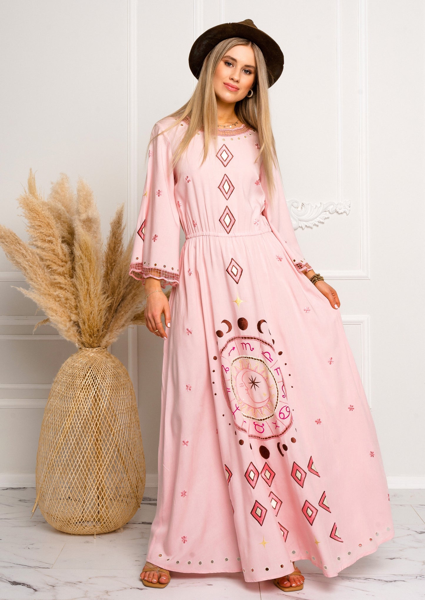 Vestido largo bordado rosa