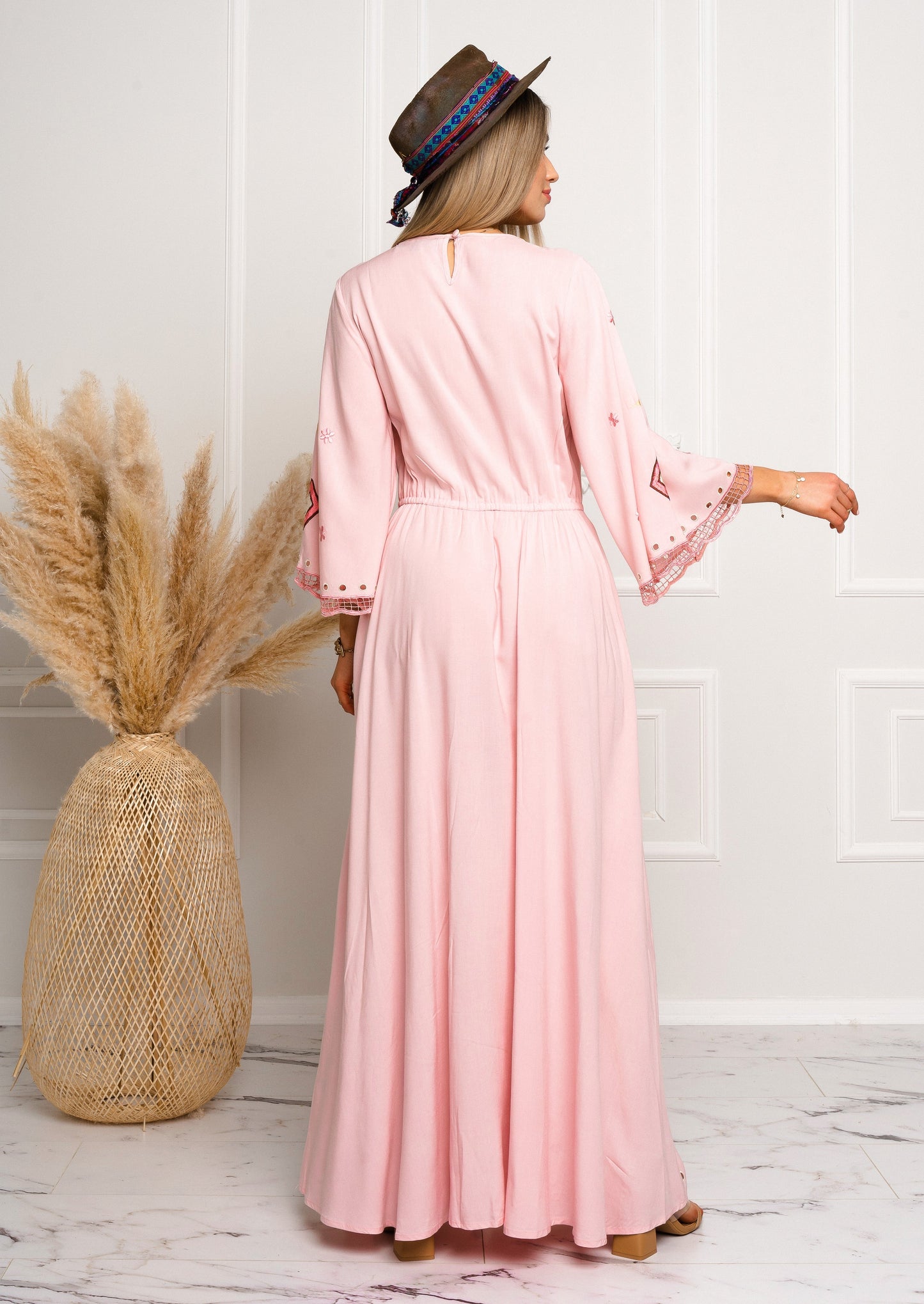 Vestido largo bordado rosa
