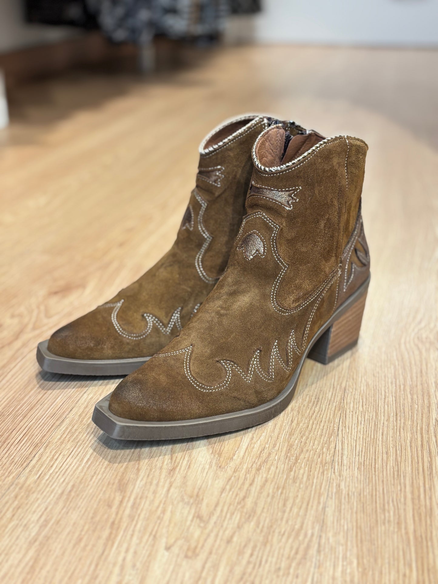 Botines Nemonic camel serraje