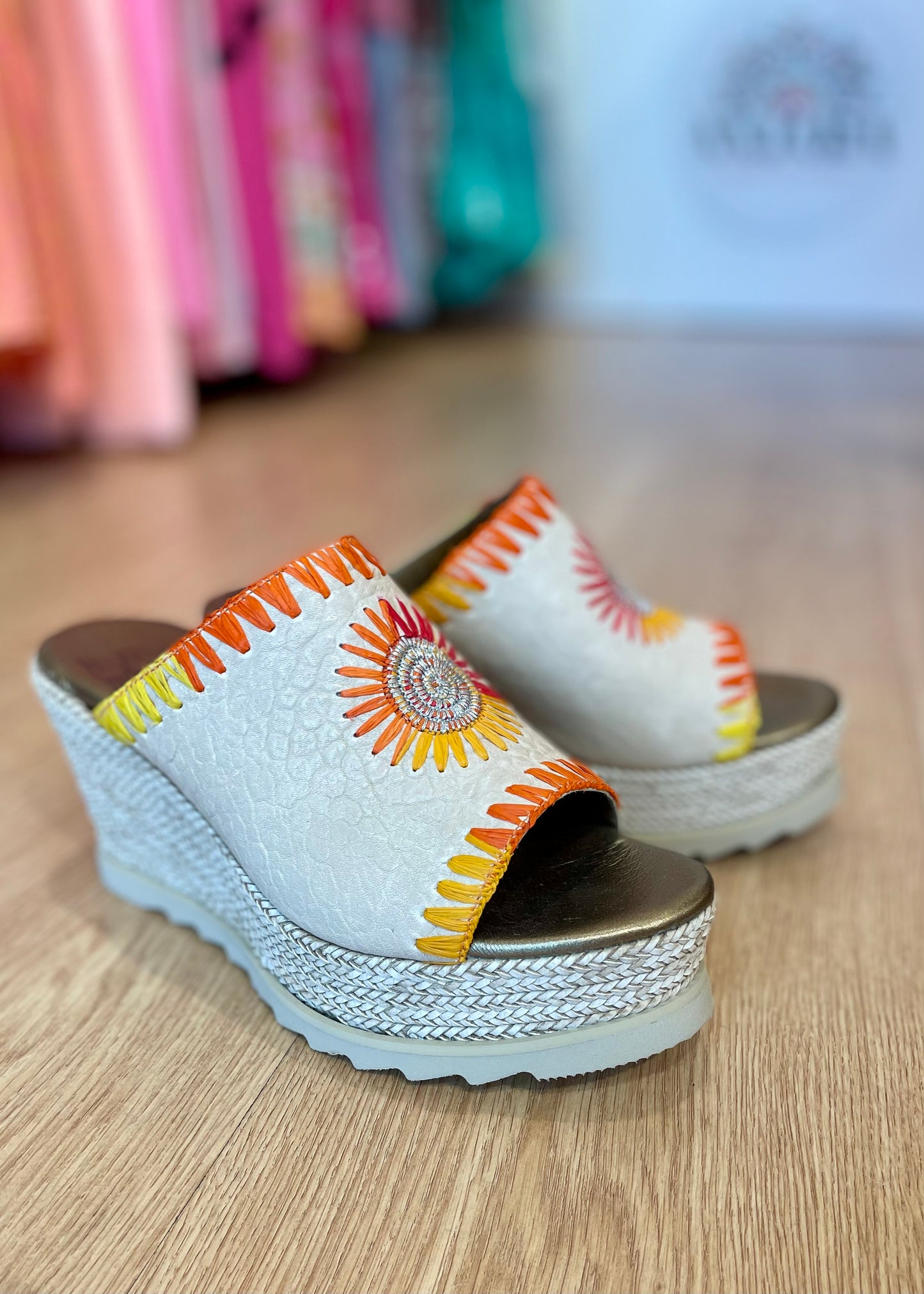 Sandalias beige flores naranja