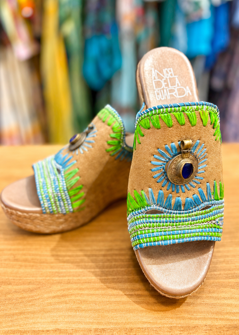 Sandalias verde y azul claro