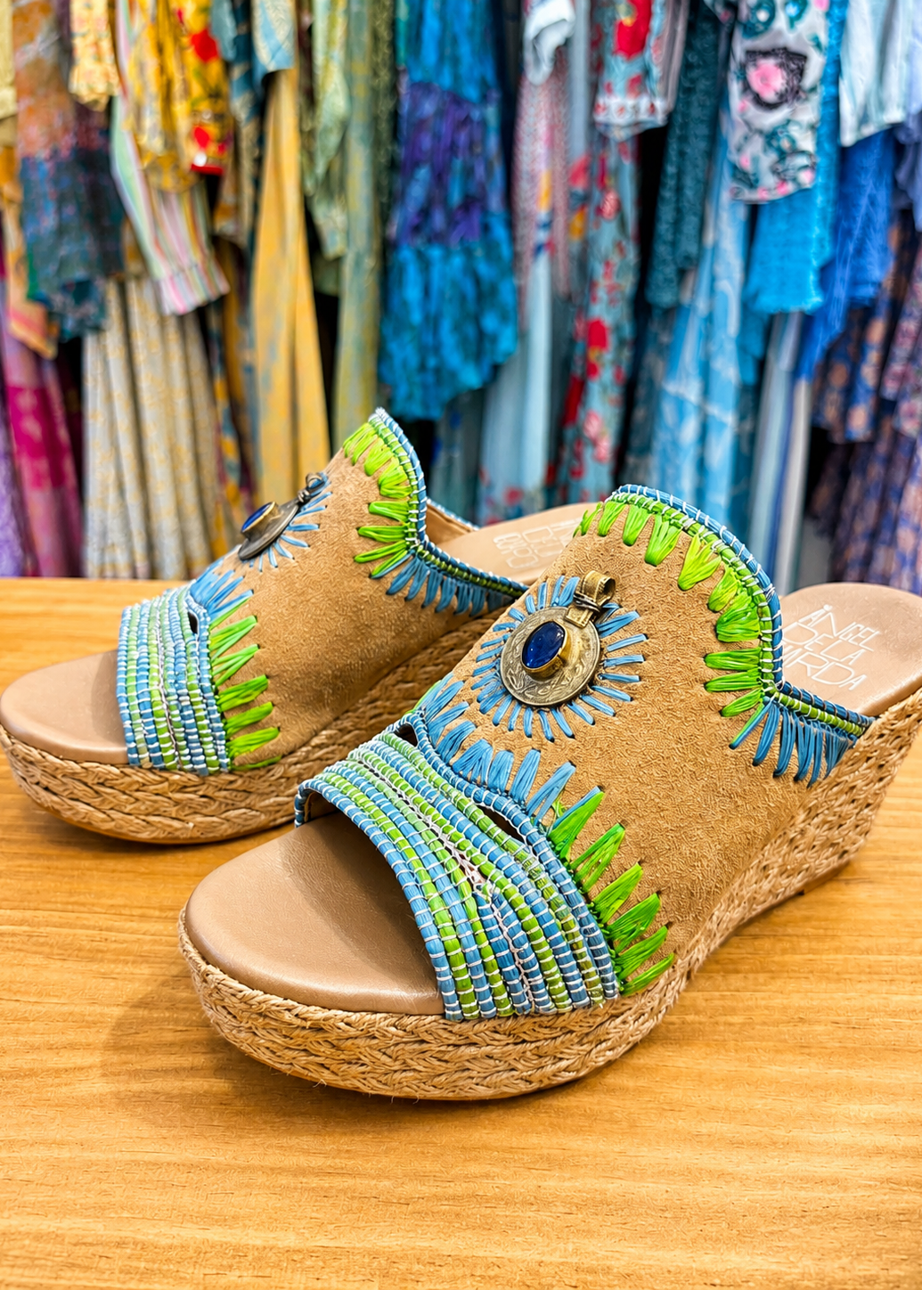 Sandalias verde y azul claro