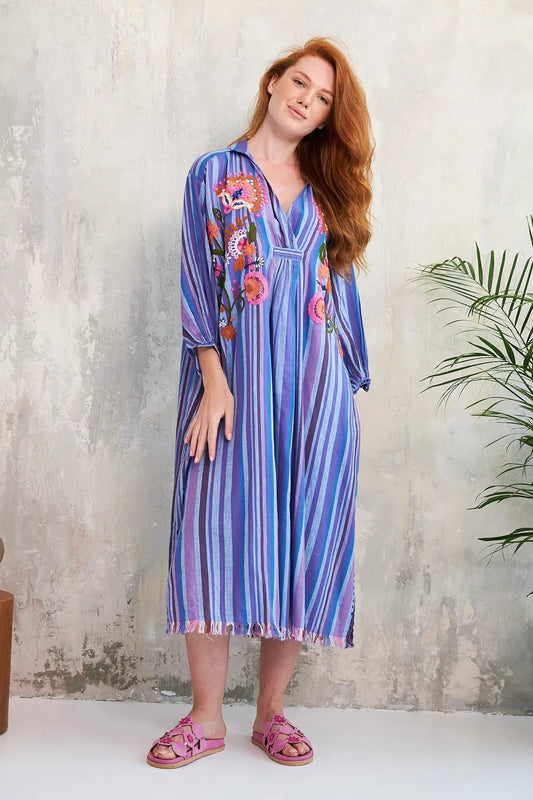 Vestido largo bordado azul