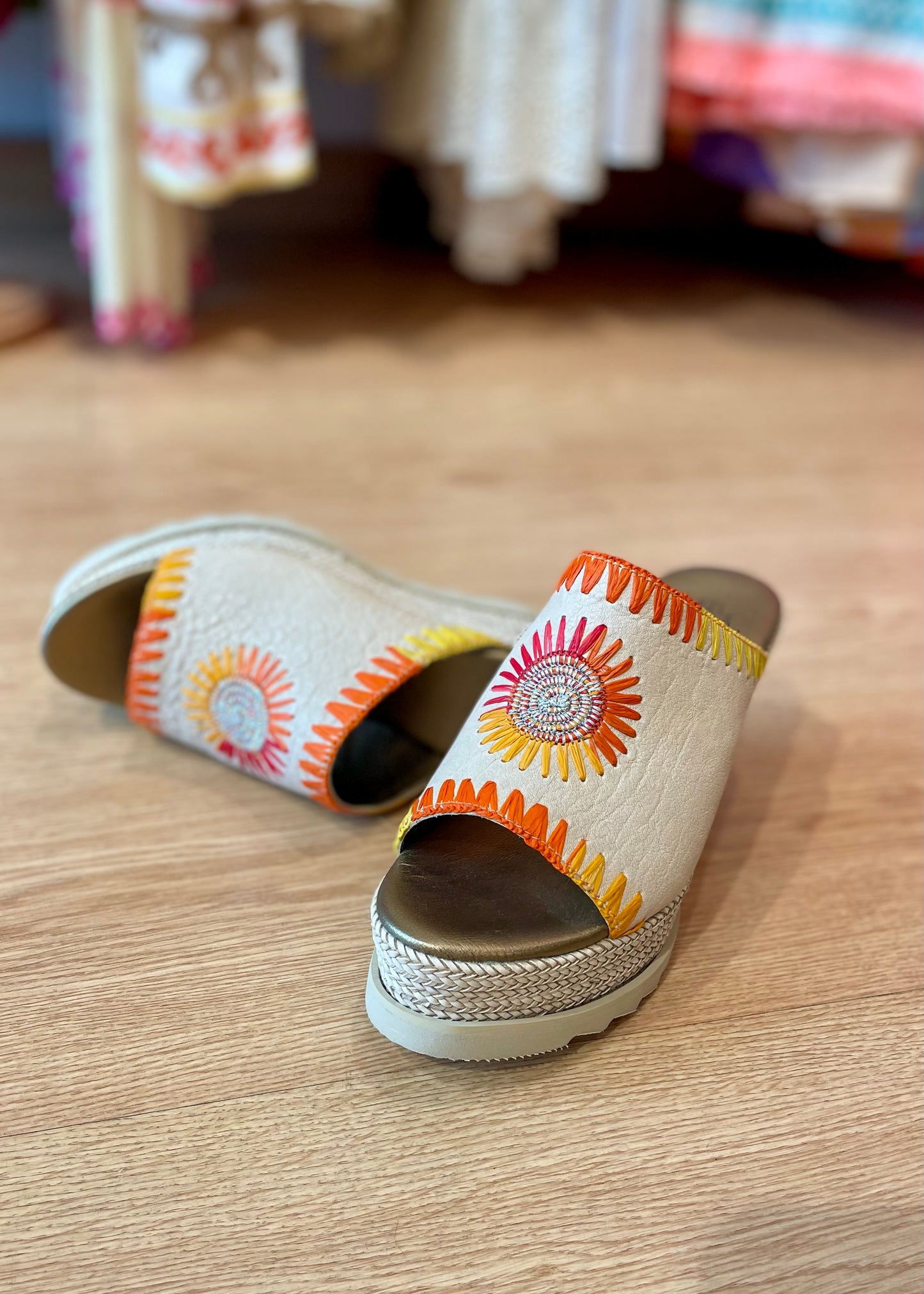 Sandalias beige flores naranja