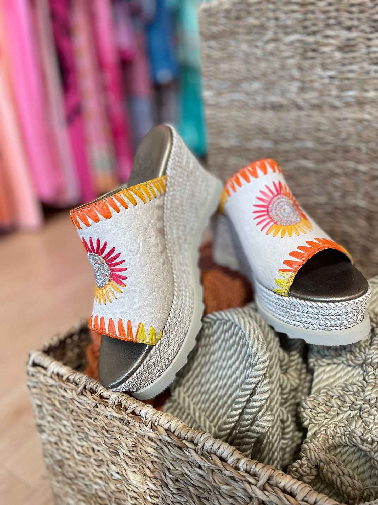 Sandalias beige flores naranja