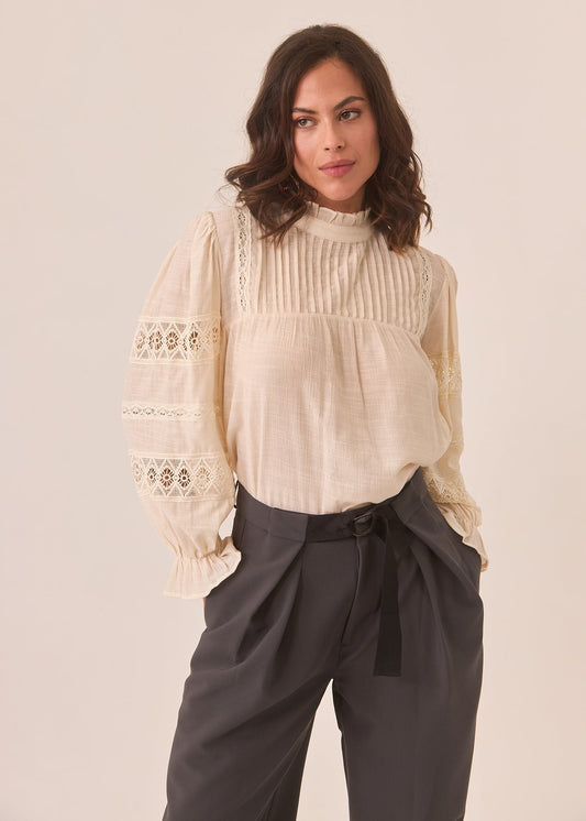 Blusa plisada de cuello cerrado