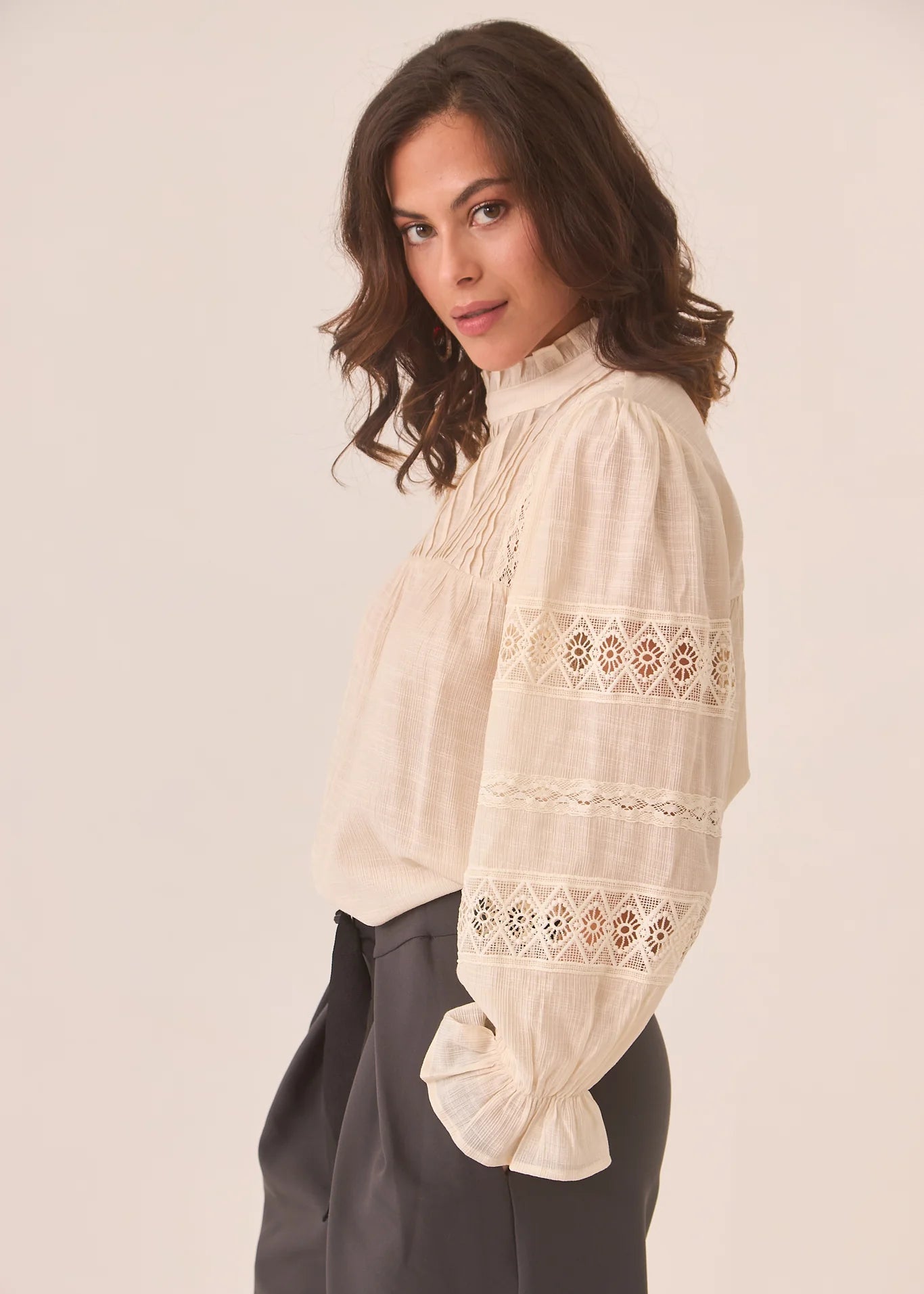 Blusa plisada de cuello cerrado