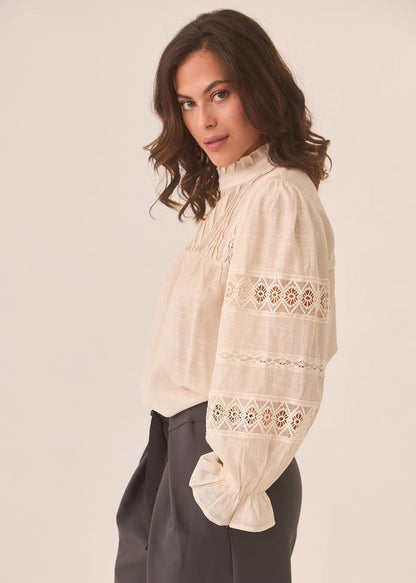 Blusa plisada de cuello cerrado