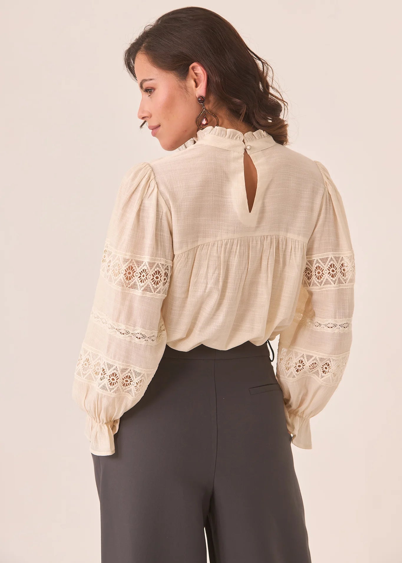 Blusa plisada de cuello cerrado