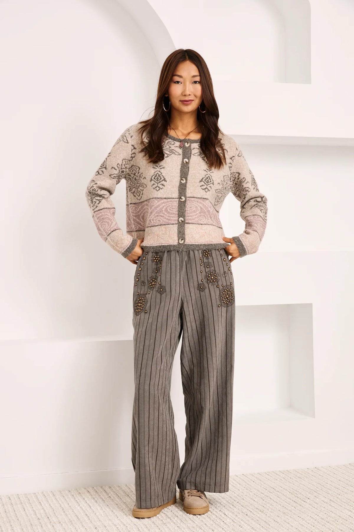 Pantalón wide leg rayas y tachuelas
