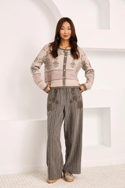 Pantalón wide leg rayas y tachuelas
