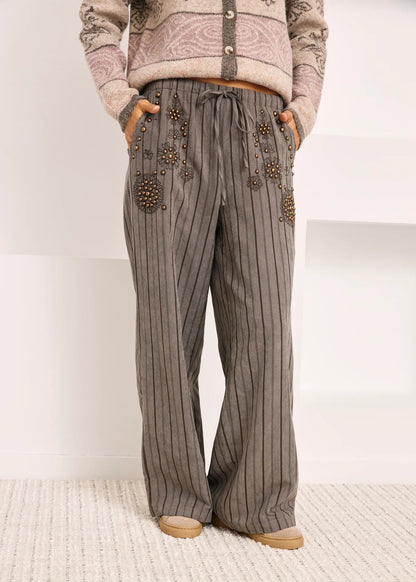 Pantalón wide leg rayas y tachuelas